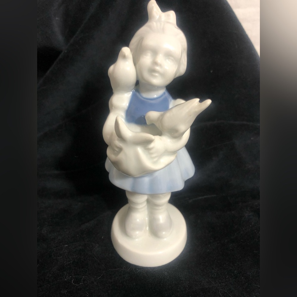 Vintage Gerold Porzellan-Girl with birds figurine # 5625